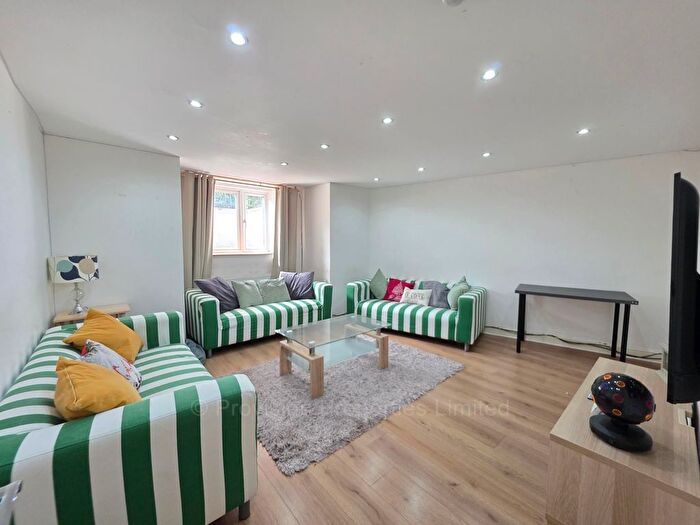 10 Bedroom Terraced House To Rent In Headingley Avenue, Leeds, LS6