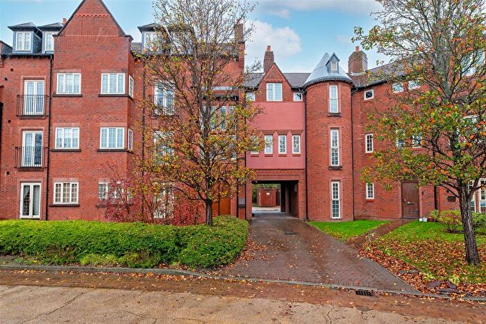 3 Bedroom Flat For Sale In Butts Green, Westbrook, WA5