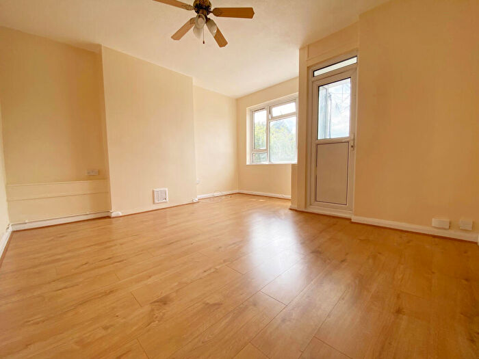 3 Bedroom Flat To Rent In Rideout Street, SE18