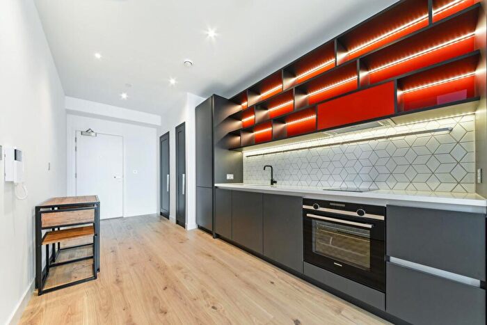 Apartment To Rent In Defoe House, London City Island, London, E14
