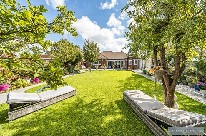 3 Bedroom Bungalow For Sale In Brook Close, Gidea Park, RM2