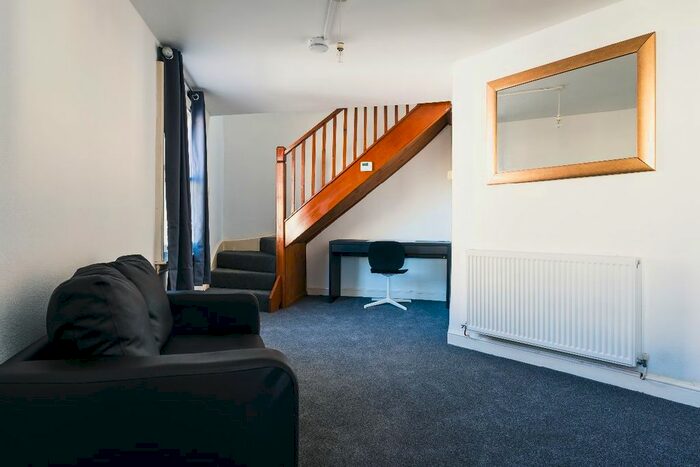 1 Bedroom Flat To Rent In Flat B, High Street CV31