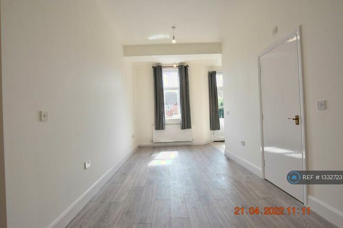 2 Bedroom Flat To Rent In Summerset House, Luton, LU2