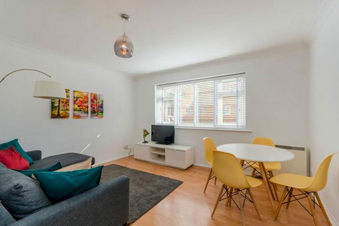 1 Bedroom Flat To Rent In Lovelace Gardens, Surbiton, KT6
