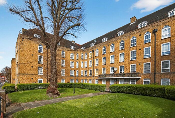 3 Bedroom Maisonette For Sale In Shore Place, London, E9