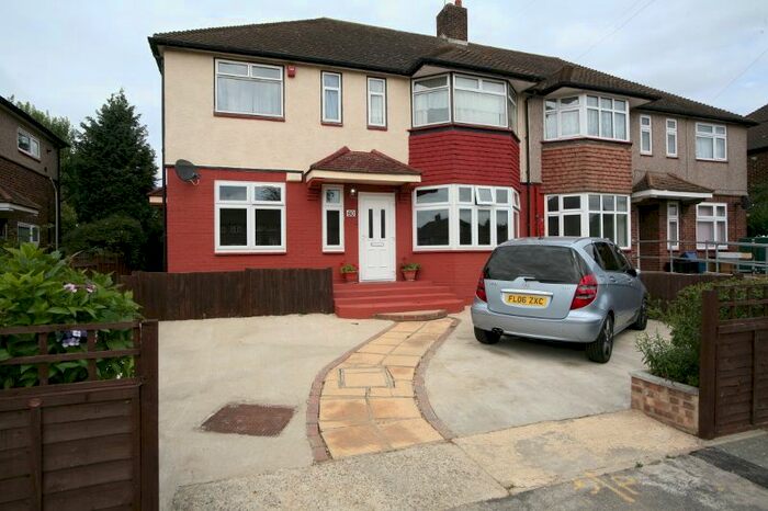 2 Bedroom Maisonette To Rent In Caernarvon Drive, Ilford, IG5
