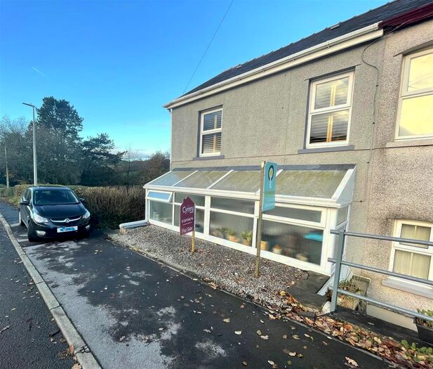 3 Bedroom Semi-Detached House For Sale In Thornhill Road, Cwmgwili, Llanelli, SA14