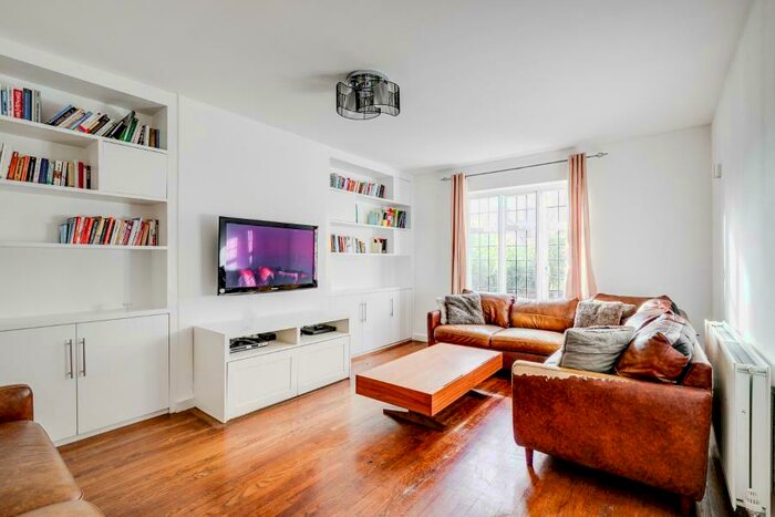3 Bedroom Maisonette To Rent In Edmunds Walk, East Finchley, N2