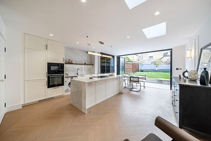 3 Bedroom Flat For Sale In Gosberton Road, London, SW12