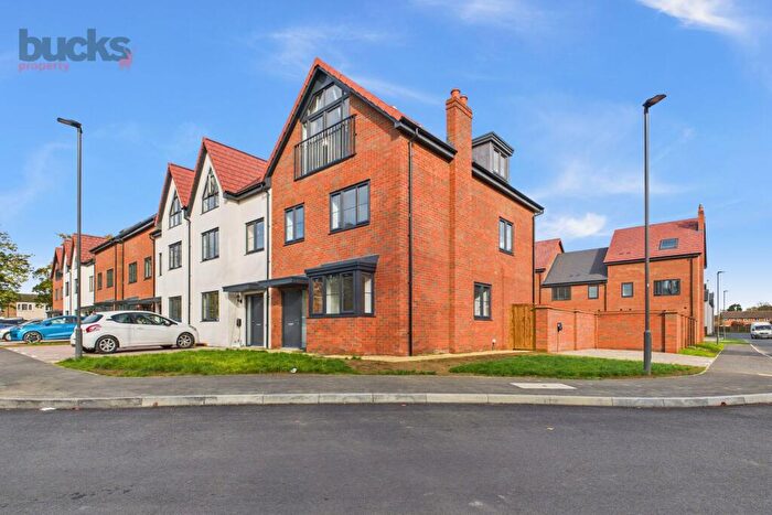 5 Bedroom End Of Terrace House For Sale In Osbourne Gardens, Aylesbury, HP21