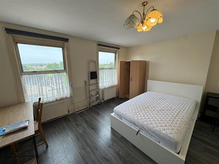 Studio To Rent In Bounds Green, Bounds Green Road, N11