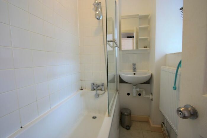 3 Bedroom Flat To Rent In Newton House, Clapham, SW8