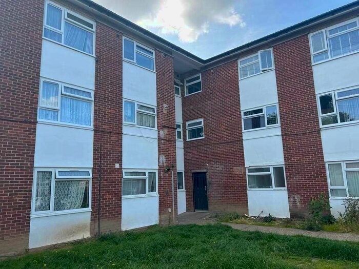 2 Bedroom Flat To Rent In Kendal Close, Slough, SL2