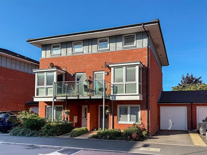 3 Bedroom Town House For Sale In Kempton Drive, Warwick, CV34