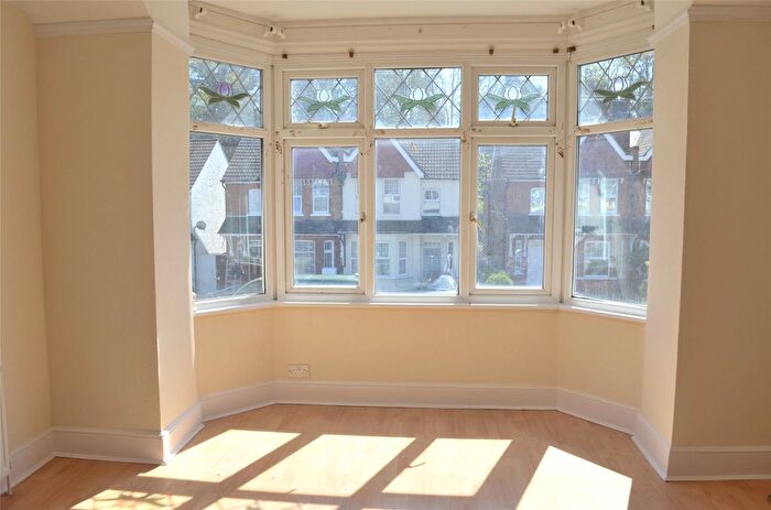 2 Bedroom Flat To Rent In Purley Park Road, Purley, Surrey, CR8