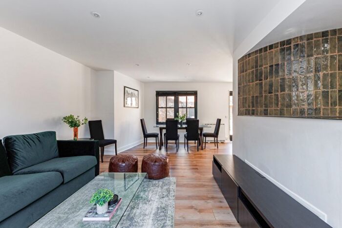 3 Bedroom Flat To Rent In Hobbs Court, Shad Thames, SE1
