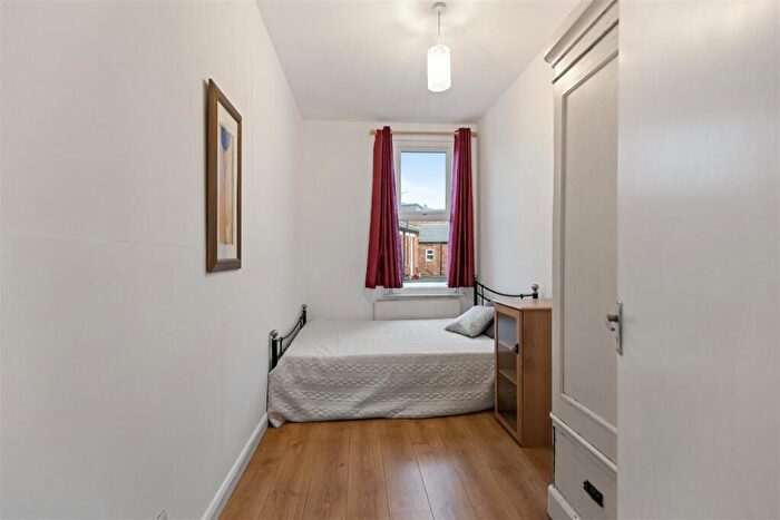3 Bedroom Flat To Rent In Rockhall Road, London, NW2