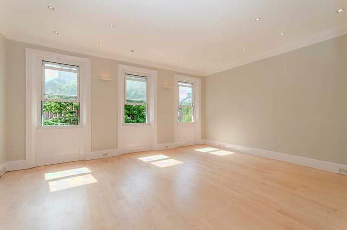 4 Bedroom Flat To Rent In Nevern Square, Kensington, SW5