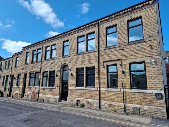 2 Bedroom Flat To Rent In Oates Street, Dewsbury, West Yorkshire, WF13