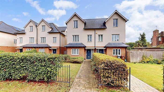 3 Bedroom Semi-Detached House For Sale In County Gardens, Isleworth, TW7
