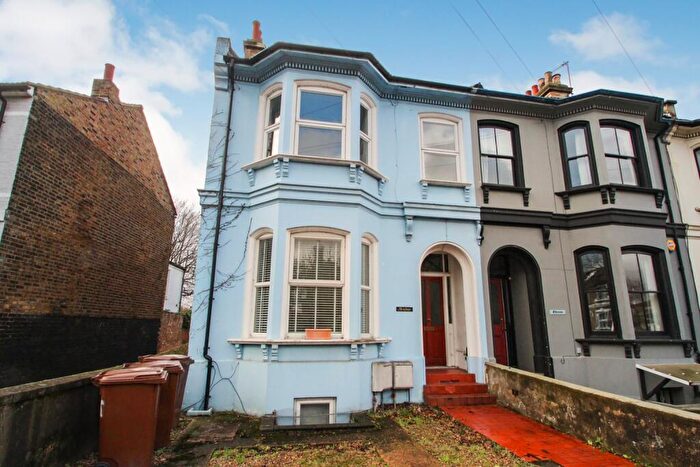 2 Bedroom Flat To Rent In Fairlop Road, Leytonstone, London, E11