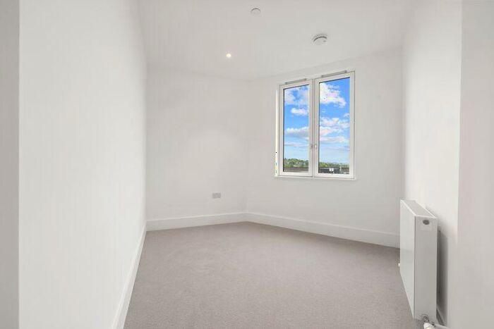 3 Bedroom Flat To Rent In Immediate Move In - Lion Green Road, Coulsdon, CR5