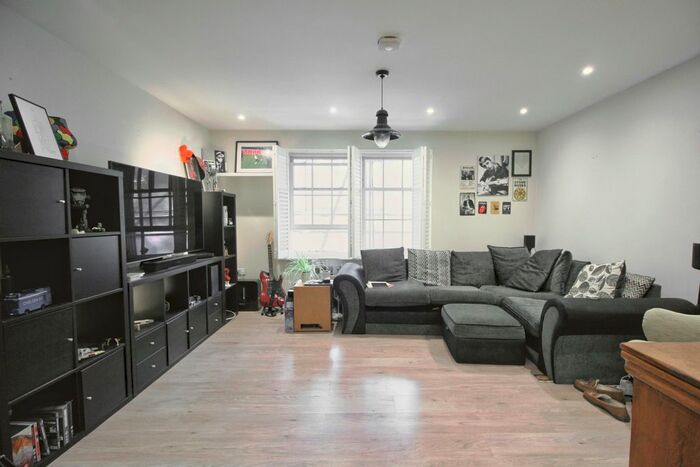 1 Bedroom Flat To Rent In Old School Close, Redhill, RH1