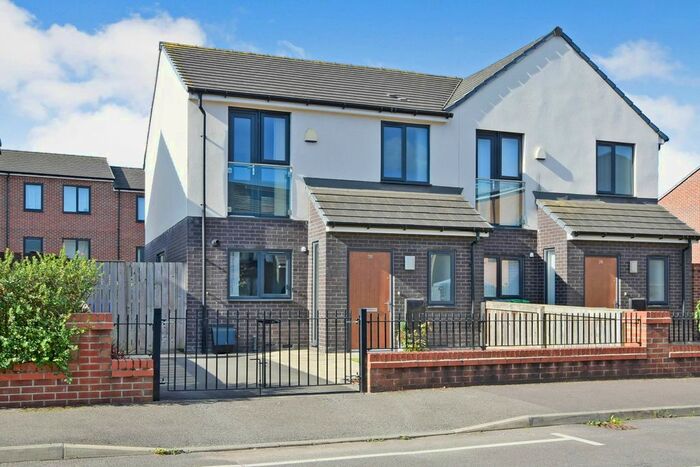 3 Bedroom Semi-Detached House To Rent In Oregon Close, Manchester, M13