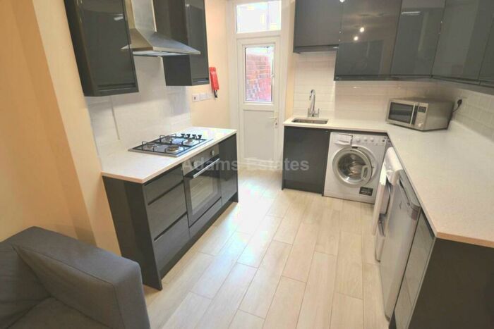 6 Bedroom Terraced House To Rent In Brighton Road, Reading, RG6