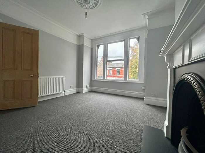 3 Bedroom Flat To Rent In Mantilla Road, London, SW17