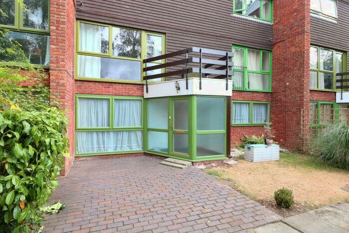 2 Bedroom Apartment To Rent In West Fryerne, Reading, RG30