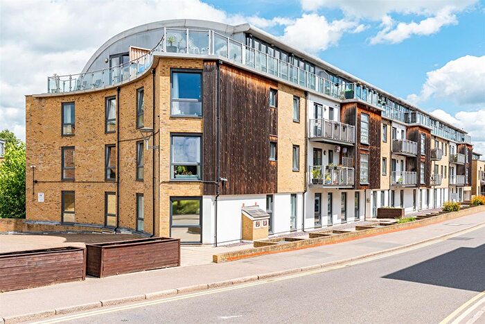 2 Bedroom Flat For Sale In Mead Lane, Hertford, SG13