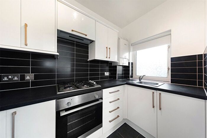 1 Bedroom Flat To Rent In Sutton Court Road, Grove Park, W4