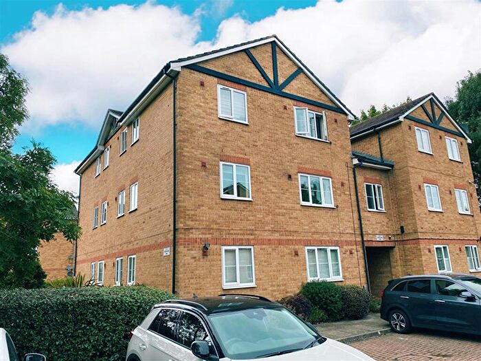2 Bedroom Apartment For Sale In Maplin Park, Langley, SL3