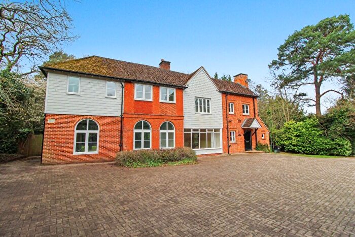 4 Bedroom Detached House To Rent In West Avenue, Walton-On-Thames, Surrey, KT12