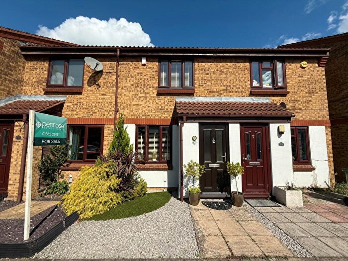 2 Bedroom Semi-Detached House For Sale In Highfields Close, Dunstable, LU5