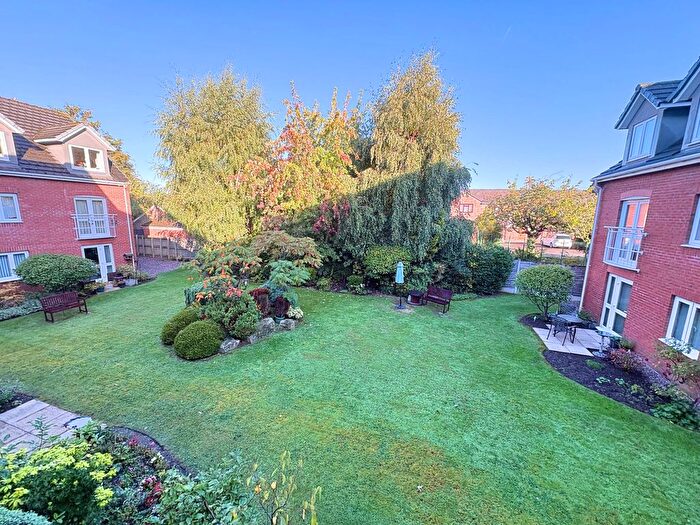 1 Bedroom Flat For Sale In Parkway, Holmes Chapel, CW4