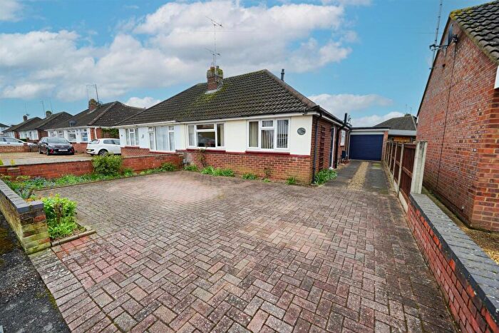 2 Bedroom Bungalow To Rent In Clipstone Crescent, Leighton Buzzard, LU7