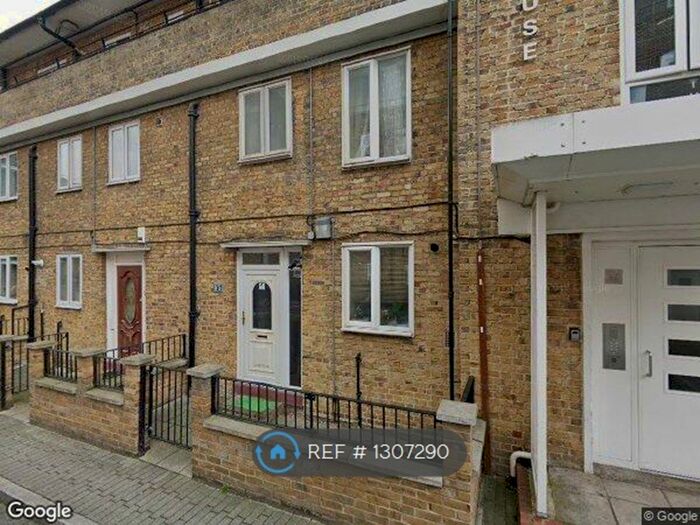 3 Bedroom Flat To Rent In Kerscott House, London E3