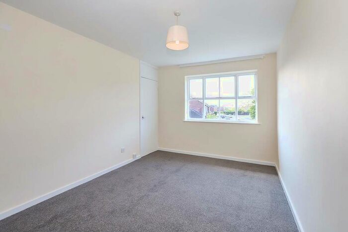 2 Bedroom Maisonette For Sale In Gainsborough Drive, Perton Wolverhampton, West Midlands, WV6