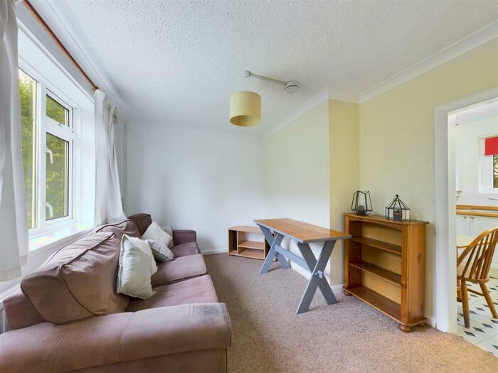 5 Bedroom Semi-Detached House To Rent In Hillside, Brighton, BN2