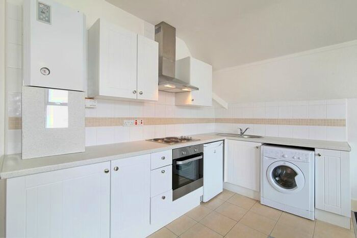 Studio To Rent In Gleneldon Road, Streatham, SW16