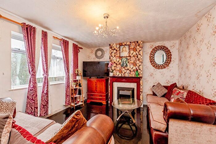 3 Bedroom Semi-Detached House For Sale In Machin Road, Bristol, BS10 - Photo 2