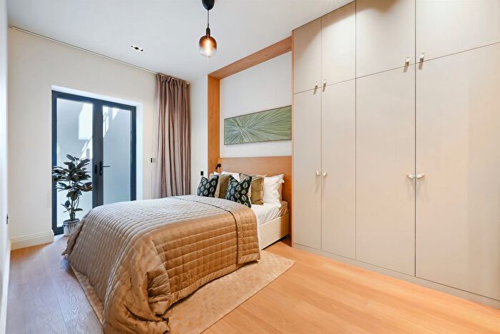 3 Bedroom Flat For Sale In Creswick Road, London, W3