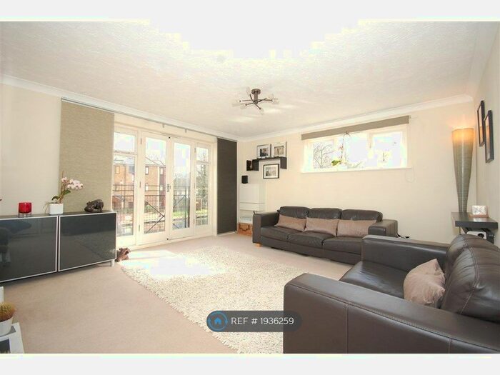 2 Bedroom Flat To Rent In Riverside House, Morden, SM4