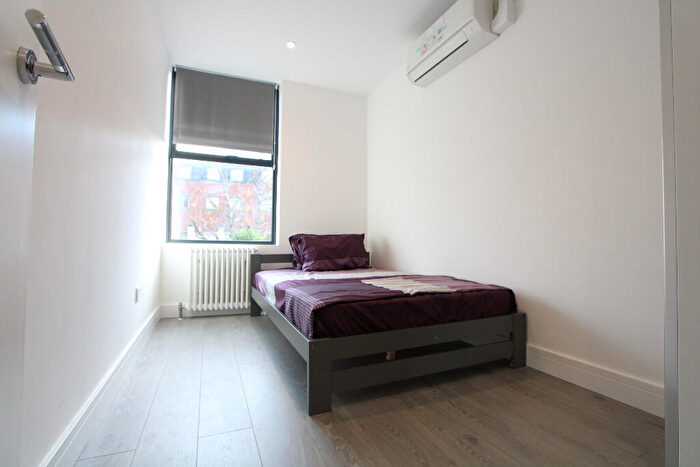 3 Bedroom Flat To Rent In Parkgate Road, London, SW11