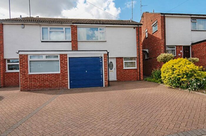 3 Bedroom Semi Detached House For Sale In Barrington Road, Bilton, Rugby, CV22