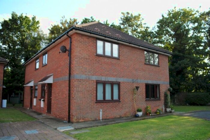 1 Bedroom End Of Terrace House To Rent In Brentwood Road, Gidea Park, RM2