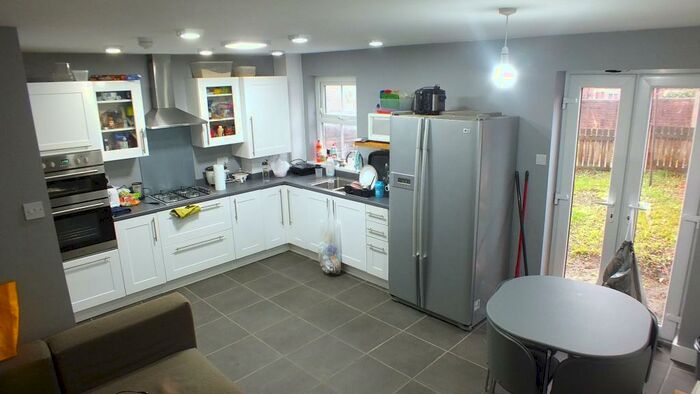 4 Bedroom Semi-Detached House To Rent In Eltham Rise, Leeds, LS6