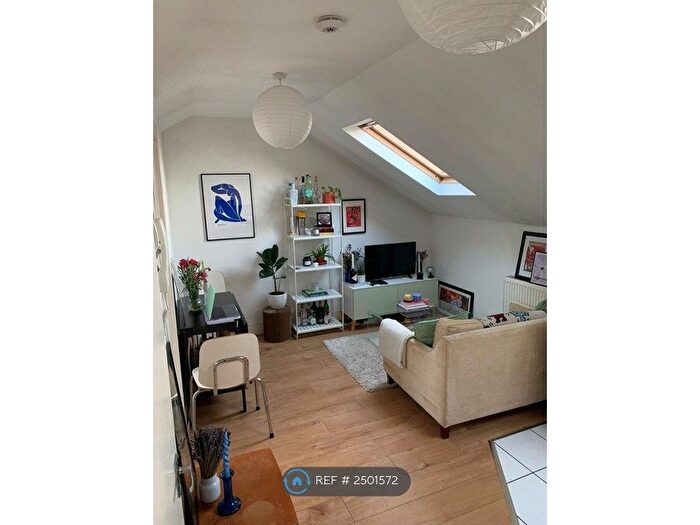 2 Bedroom Flat To Rent In Graham Road, London, E8